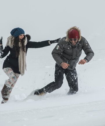 Pärchen im Winterurlaub in Obergurgl