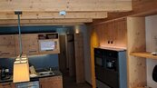 Moderne Holzk&uuml;che mit Essbereich und Deckenbalken
