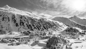 Schwarz-wei&szlig;es Bergdorf in verschneiter Alpenlandschaft