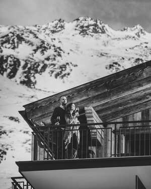 Couple on the balcony in black and wihite