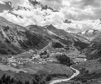 Tiroler Dorf in den Alpen